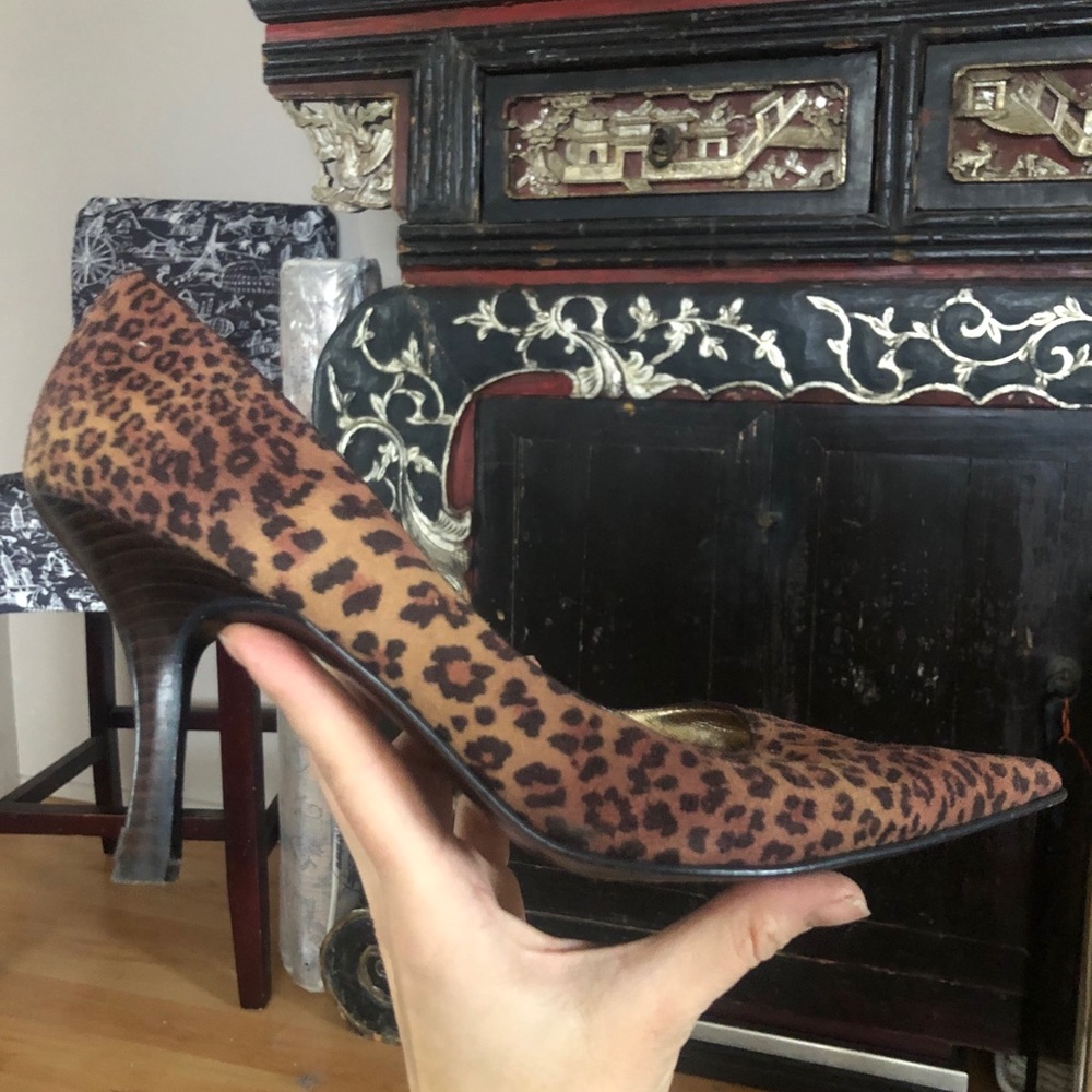 Leopard suede pumps
